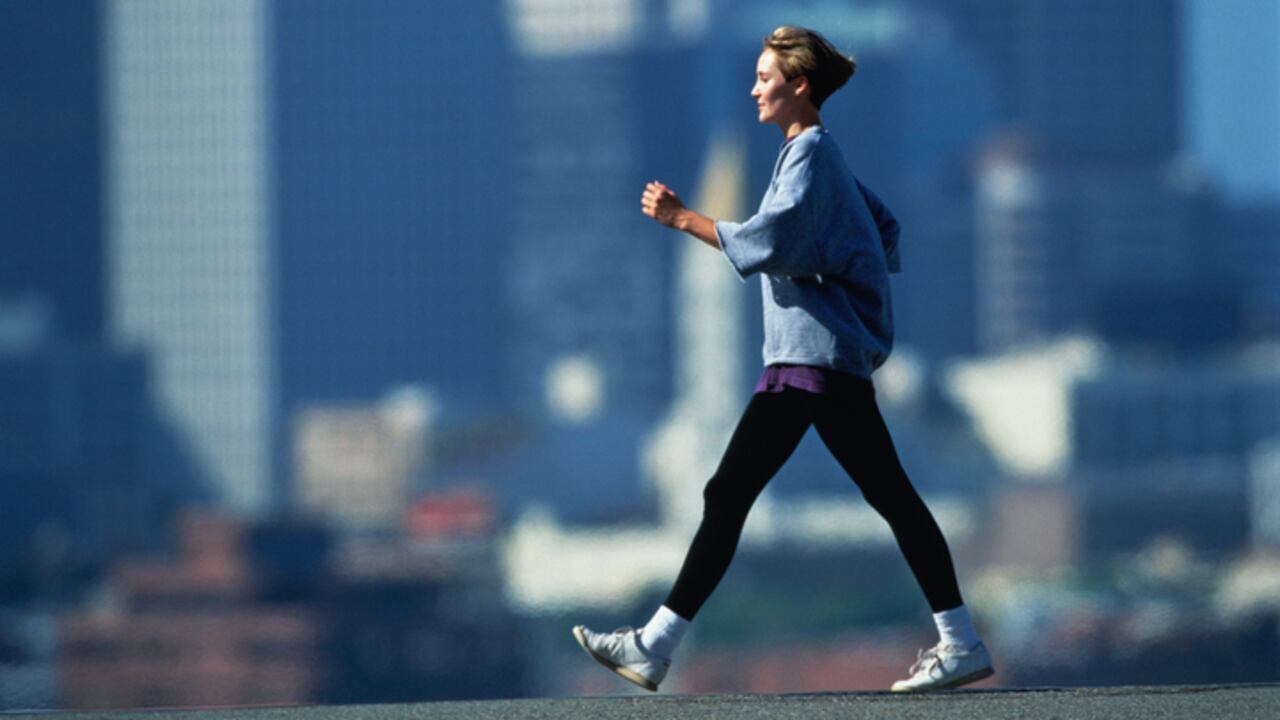 Expertos aseguran que 15 minutos de caminata al día pueden añadir dos años más a la existencia.