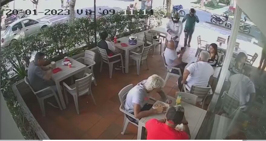 Dos sujetos armados intimidaron a siete clientes del lugar.