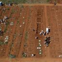Empleados de cementerio con vestimenta protectora cargan el ataúd con los restos de una persona que murió de complicaciones derivadas del COVID-19 en el cementerio Vila Formosa, Sao Paulo, Brasil. (AP Foto/Andre Penner)