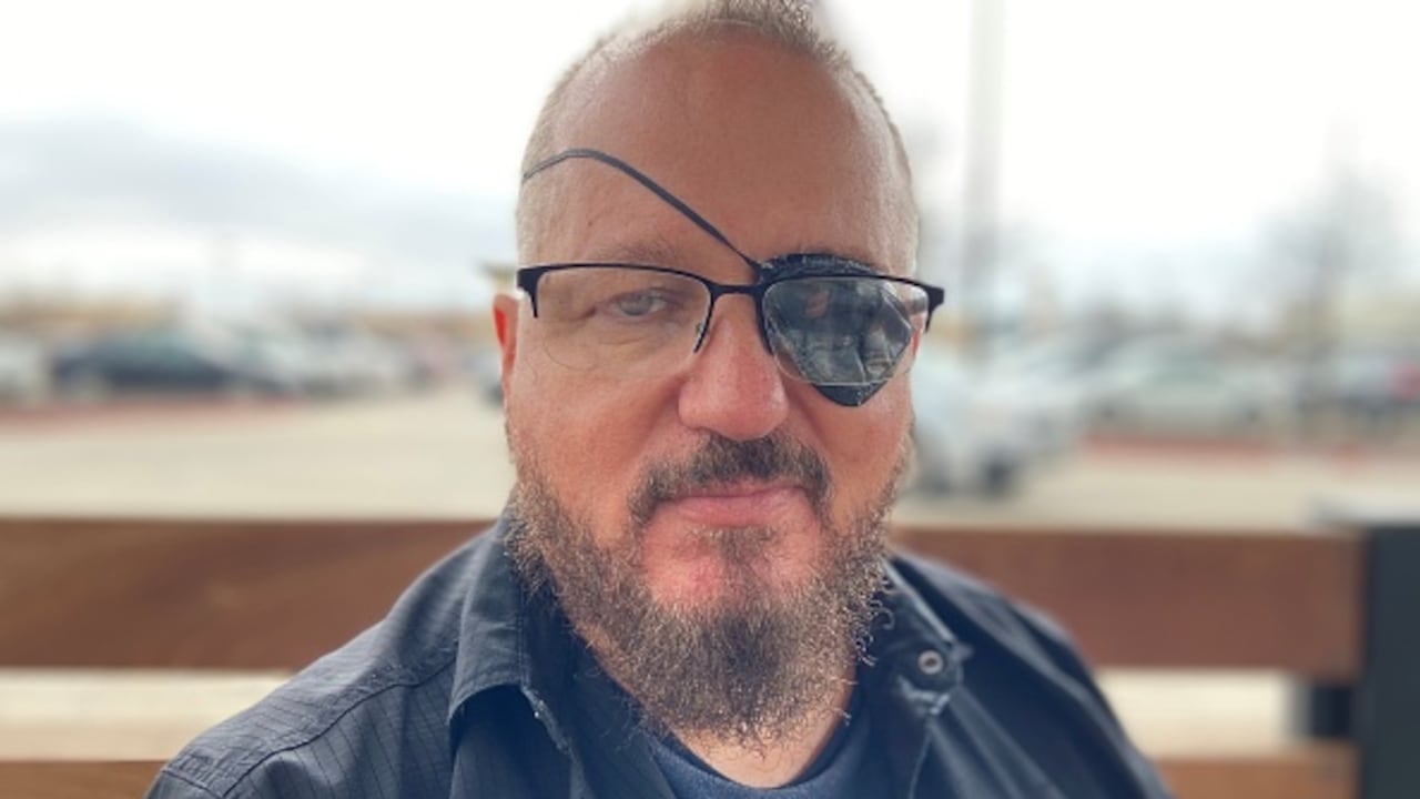 El líder de extrema derecha de Estados Unidos, Stewart Rhodes, fue condenado este jueves a 18 años de prisión por “sedición”, la sentencia más grave pronunciada a la fecha vinculada al asalto al Capitolio del 6 enero de 2021. (Photo by Aaron C. Davis/The Washington Post via Getty Images)