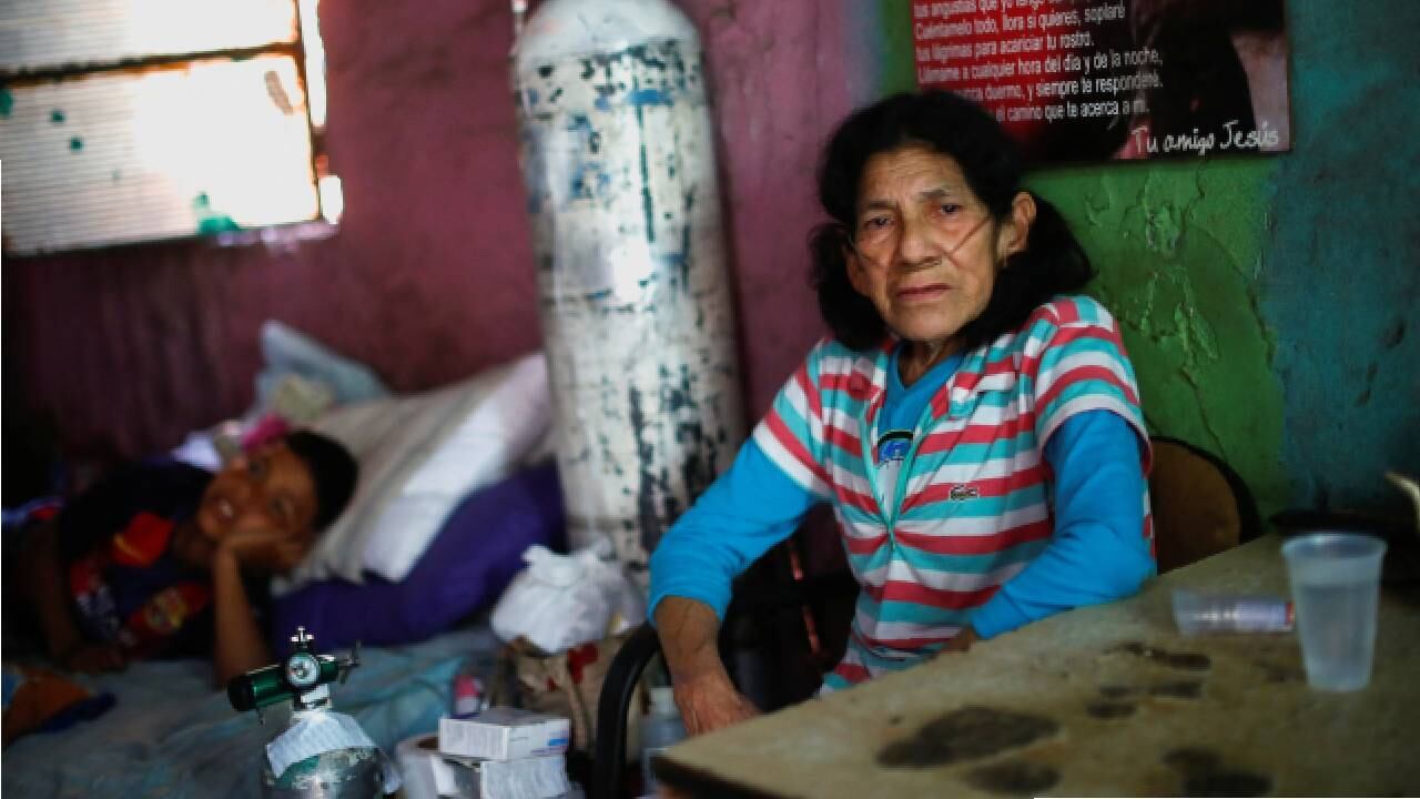 En los barrios empobrecidos de Argentina, se debate sobre cómo resolver la crisis económica.