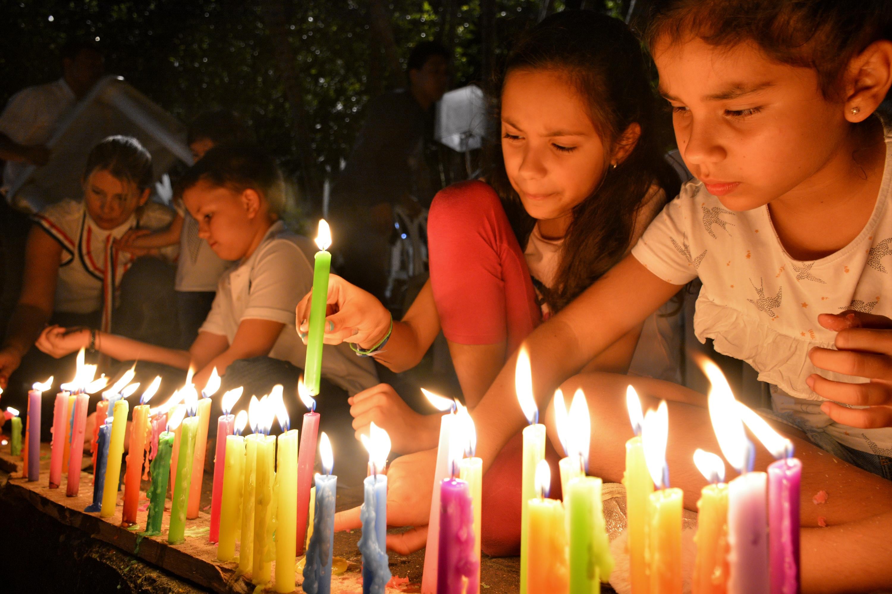 La celebración del Día de las Velitas da inicio a las fectividades de fin de año. 