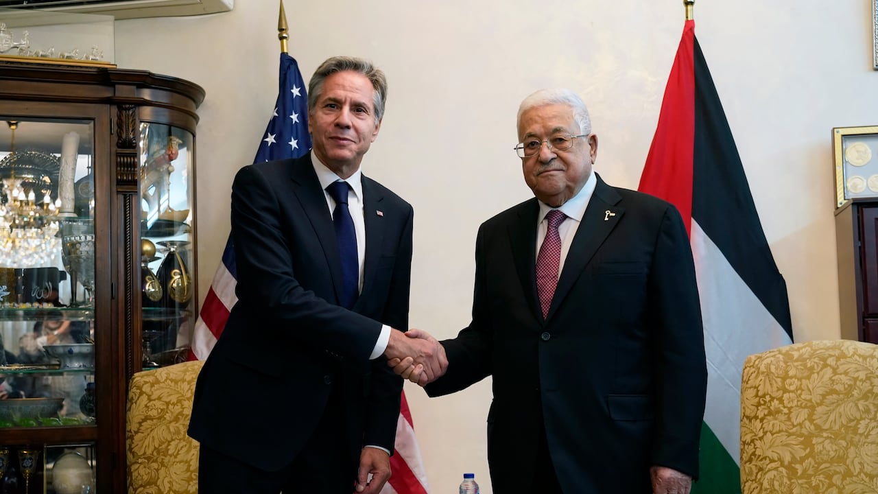 El secretario de Estado de Estados Unidos, Antony Blinken, izquierda, estrecha la mano del presidente palestino Mahmoud Abbas, en Ammán, Jordania, el viernes 13 de octubre de 2023.