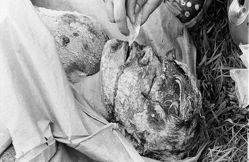 Un hombre cubierto de lodo fue visto por los rescatistas. En un primer momento pensaban que estaba muerto, pero cuando se acercaron notaron que estaba vivo y de inmediato empezaron a darle los primeros auxilios.