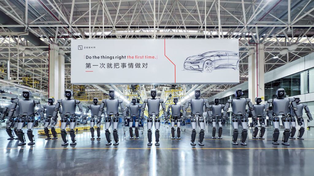 La industria automotriz cambia con robots humanoides en la manufactura, según revela un video viral.