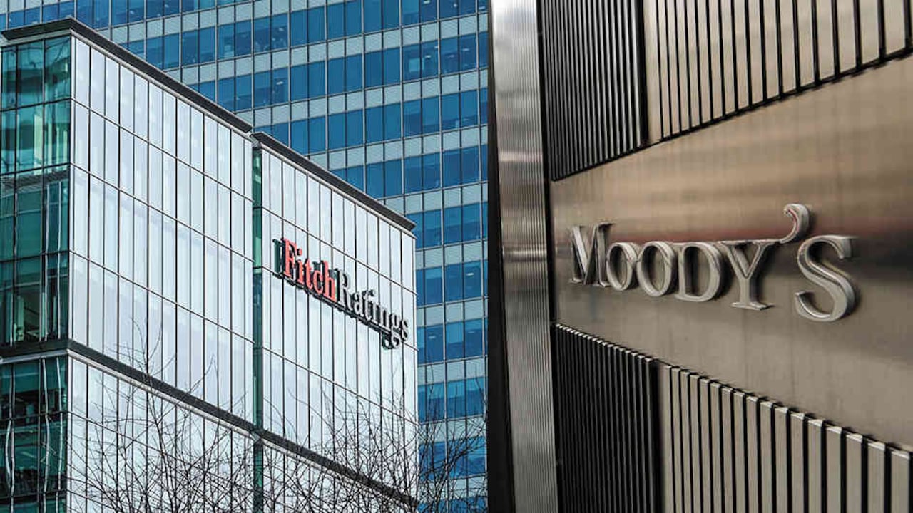 Mientras las calificadoras analizan el impacto de la coyuntura internacional en la economía colombiana, el país sigue enfrascado en discusiones políticas que ya afectan los indicadores.