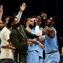 Los jugadores de Memphis Grizzlies celebran después de finalizar la primera mitad del partido frente a Oklahoma City