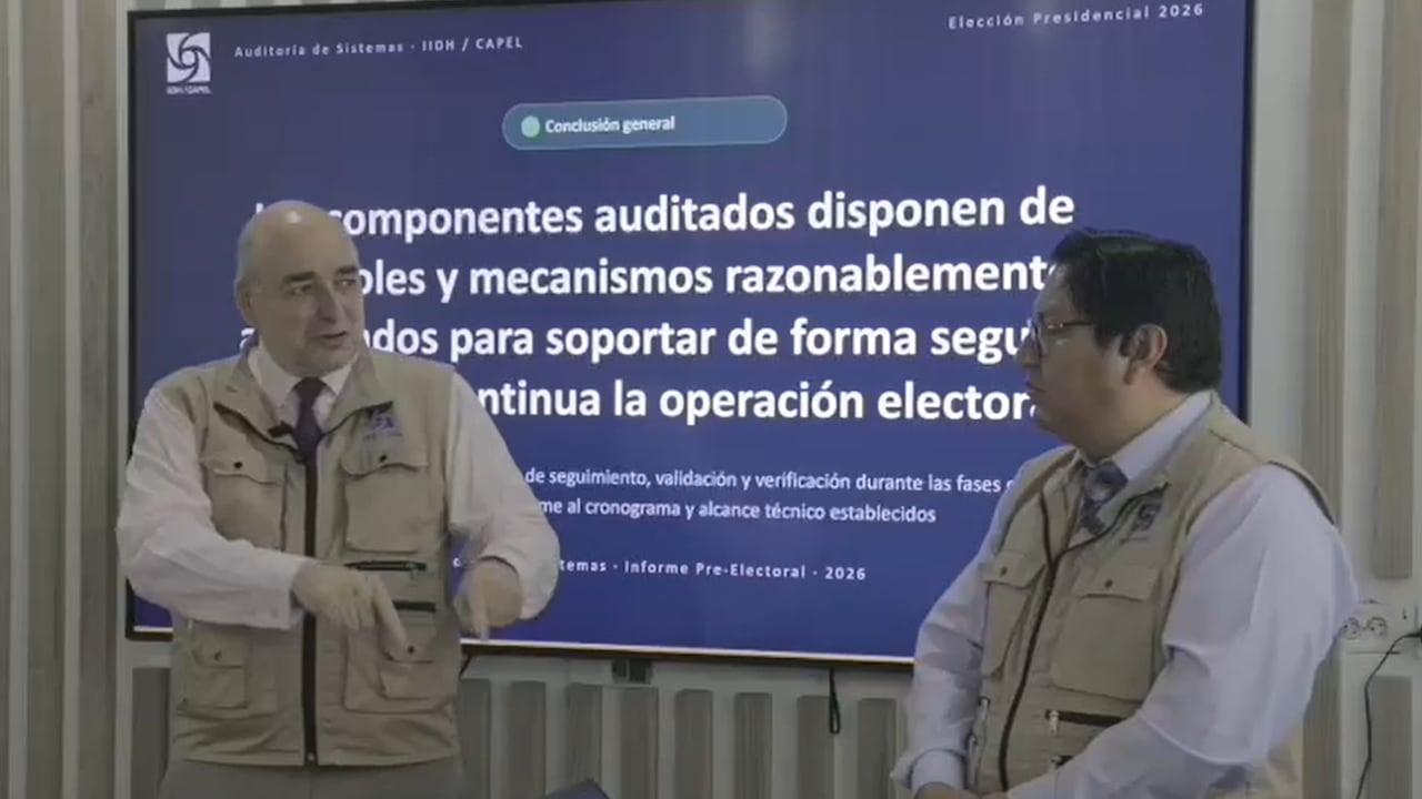 Alejandro Tullio, representante del equipo auditor de Capel (izquierda), y Marcelo Olivo, experto en informática del equipo auditor de Capel, durante la socialización de los informes preelectorales de Auditoría de Sistemas y de Auditoría de Procesos de las elecciones.