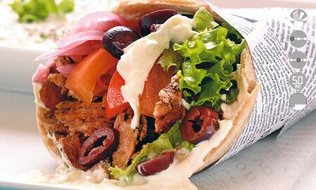 El Gyro de cerdo se sirve en un pan pita, acompañado por verduras, papas fritas y salsas