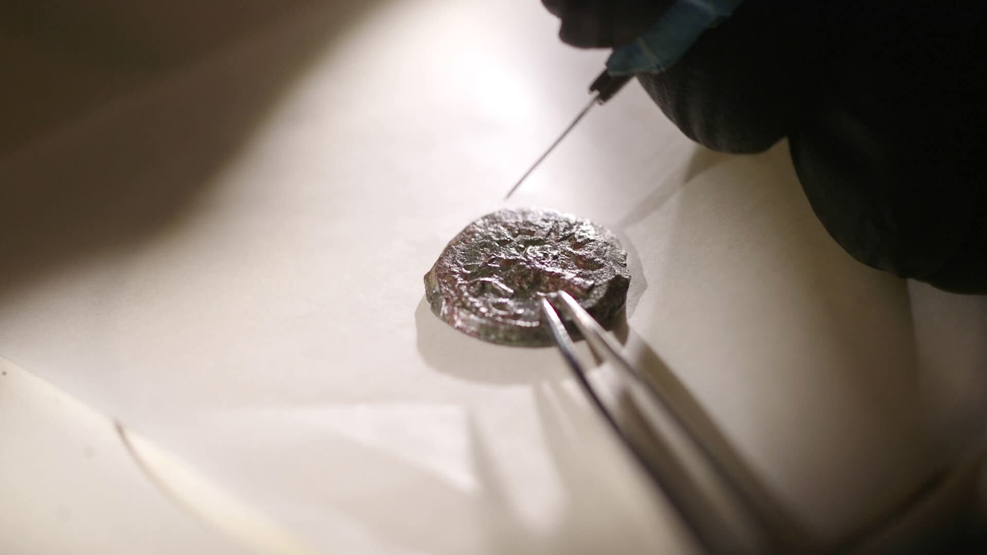 La extraña moneda de 2000 años de antigüedad que fue encontrada de casualidad en una excavación; vale una fortuna