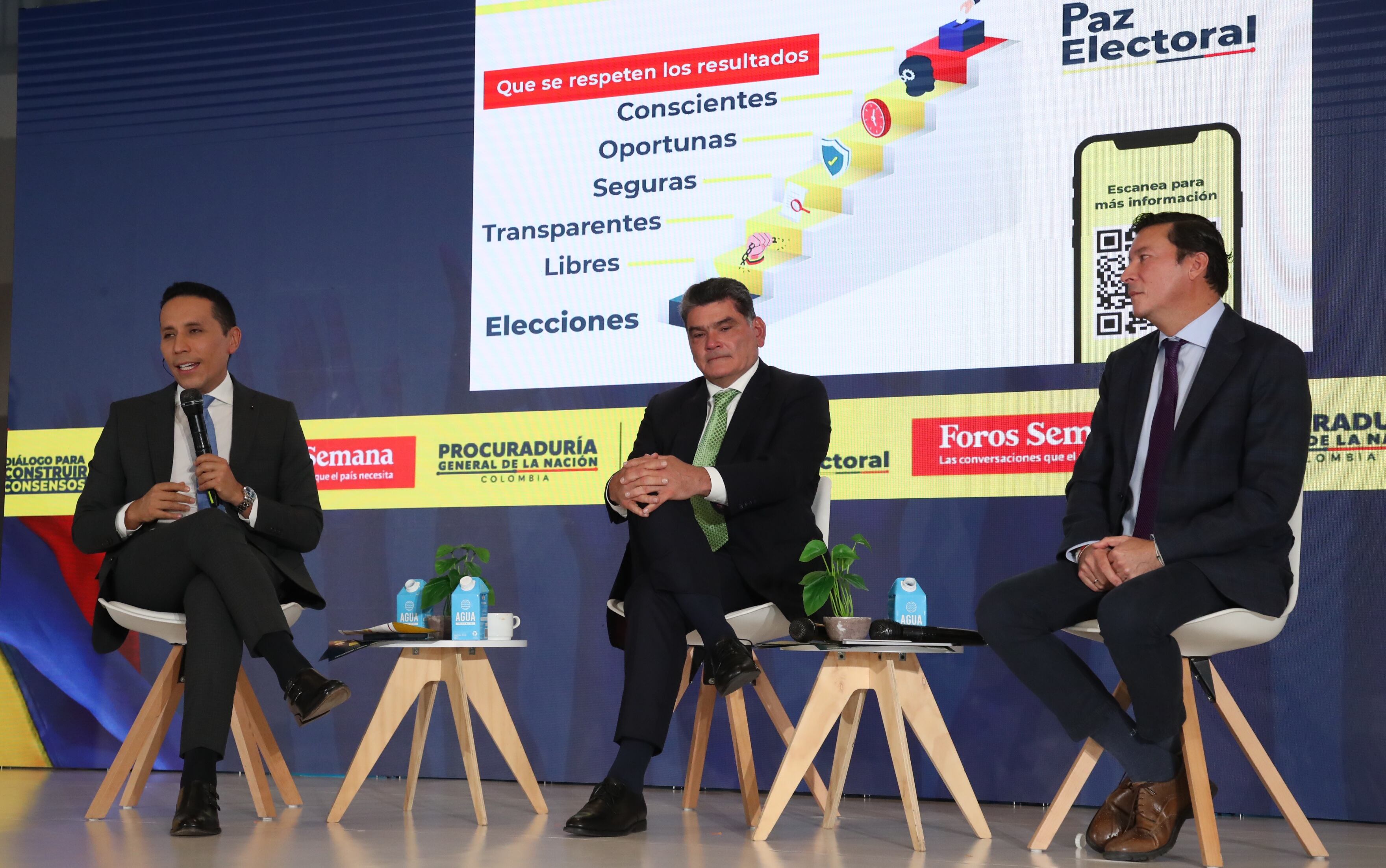 De izquierda a derecha: Diego Bonilla, editor de Política de SEMANA; Gregorio Eljach, procurador general de Colombia; Hernán Penagos Giraldo, registrador nacional del Estado Civil.