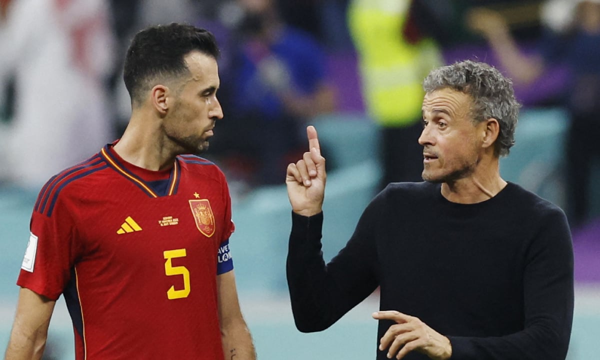 Soccer Football - FIFA World Cup Qatar 2022 - Group E - Spain v Germany - Al Bayt Stadium, Al Khor, Qatar - November 27, 2022 Spain coach Luis Enrique talks to Sergio Busquets after the match REUTERS/Albert Gea