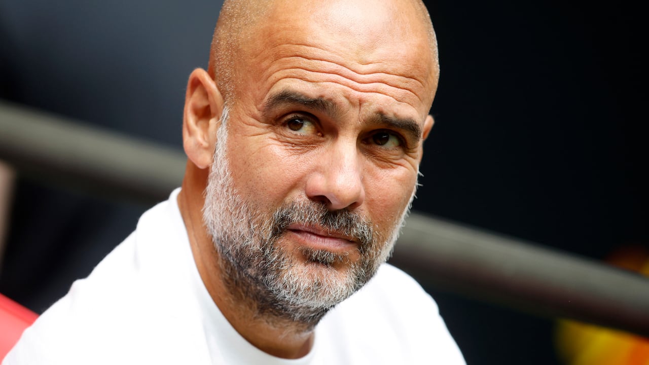 Pep Guardiola, técnico del Manchester City, celebró al final del encuentro en el que casi se le escapa la victoria.