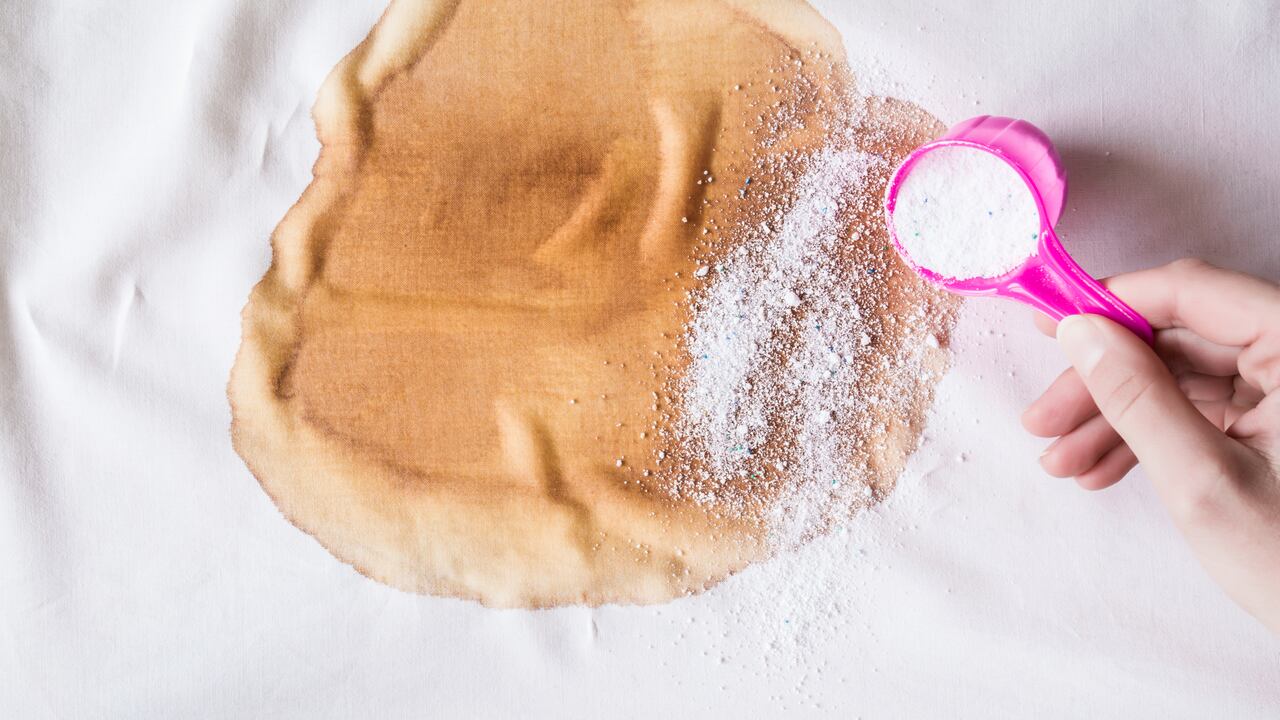 Las manchas de cloro en la ropa se puede quitar con algunos métodos caseros.