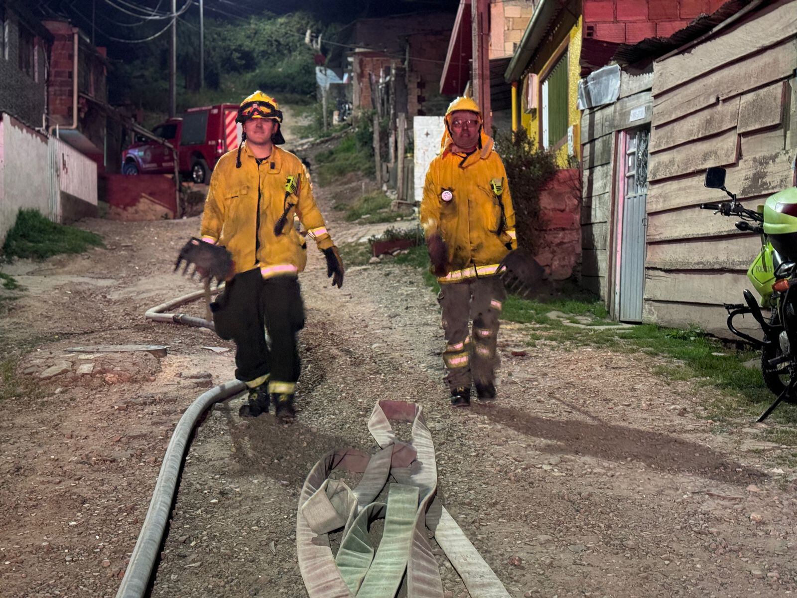 Bomberos cansados después de controlar el incendio en Usme