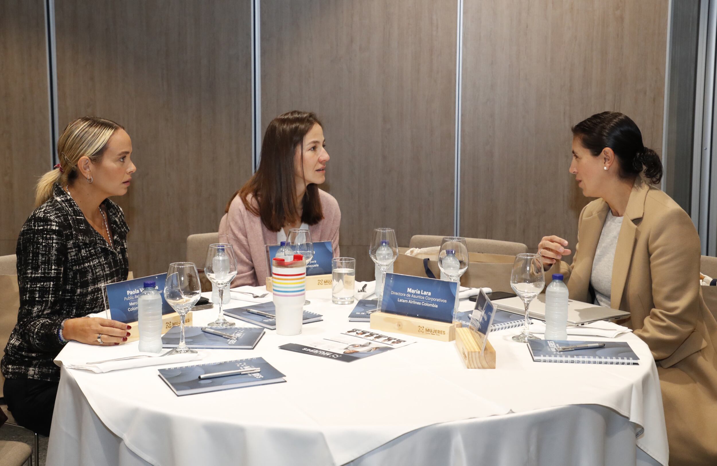 Paola Vanegas, Public Relations manager Mercado Libre Colombia y Venezuela; Lina Monsalve, gerente general Mercado Libre Colombia y Venezuela; María Lara, directora Asuntos Corporativos Latam Airlines Colombia.