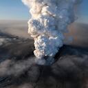 La actividad del volcán Eyjafjallajökull en Islandia volvió al centro de la escena y generó una nueva alerta por su creciente actividad después de haber paralizado durante una semana los vuelos en Europa, dejando a miles de pasajeros varados y causando incalculables pérdidas a las empresas aéreas. La prohibición de vuelo en toda Irlanda así como en parte de Escocia a causa de una nueva columna de cenizas provenientes de un volcán islandés causó pánico esta mañana durante algunas horas. Todos los vuelos procedentes de Islandia y con destino Irlanda y parte de Escocia fueron suprimidos hasta media mañana por la nube de ceniza. El espacio aéreo de otras zonas de Reino Unido y de Europa no resultó afectado.