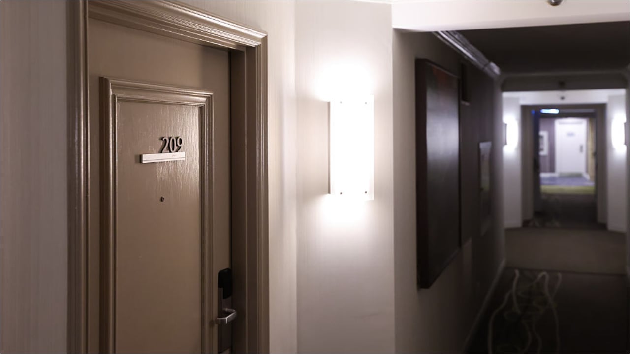 Foto de referencia sobre un pasillo de un hotel que luce desocupado