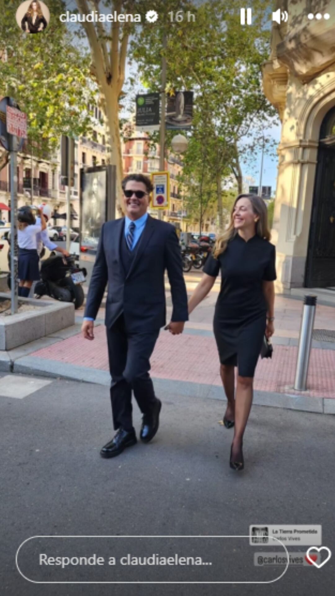 Carlos Vives y su esposa, Claudia Elena, en las calles de Madrid, España.