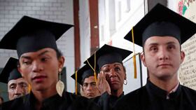 Ulises Medina se conmueve durante el discurso de graduación. Foto: León Darío Peláez/ SEMANA