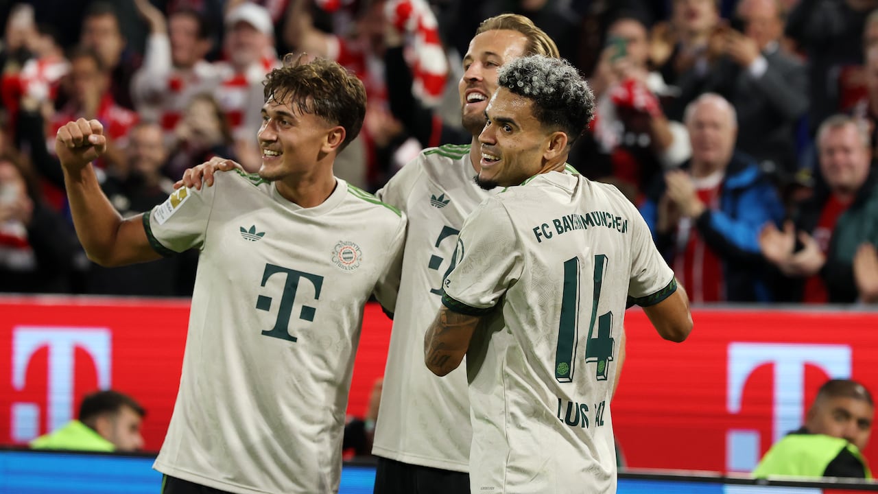 Luis Díaz acompaña a Harry Kane en su celebración 100 con Bayern Múnich