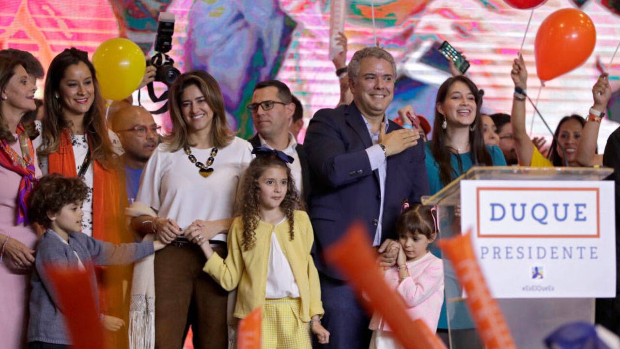 Cuando le dicen que está muy pollo, él contesta que en otros países del mundo han asumido la Presidencia líderes jóvenes: Emmanuel Macron llegó al Elíseo en Francia a los 39 años; Matteo Renzi, en Italia, también tenía esa edad; Tony Blair llegó con 43 y Justin Trudeau de Canadá, con 45.