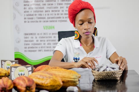 Chocomueic, una iniciativa creada por mujeres negras e indígenas de Guapi, Cauca, para elaborar y comercializar productos derivados del cacao y confitería artesanal.