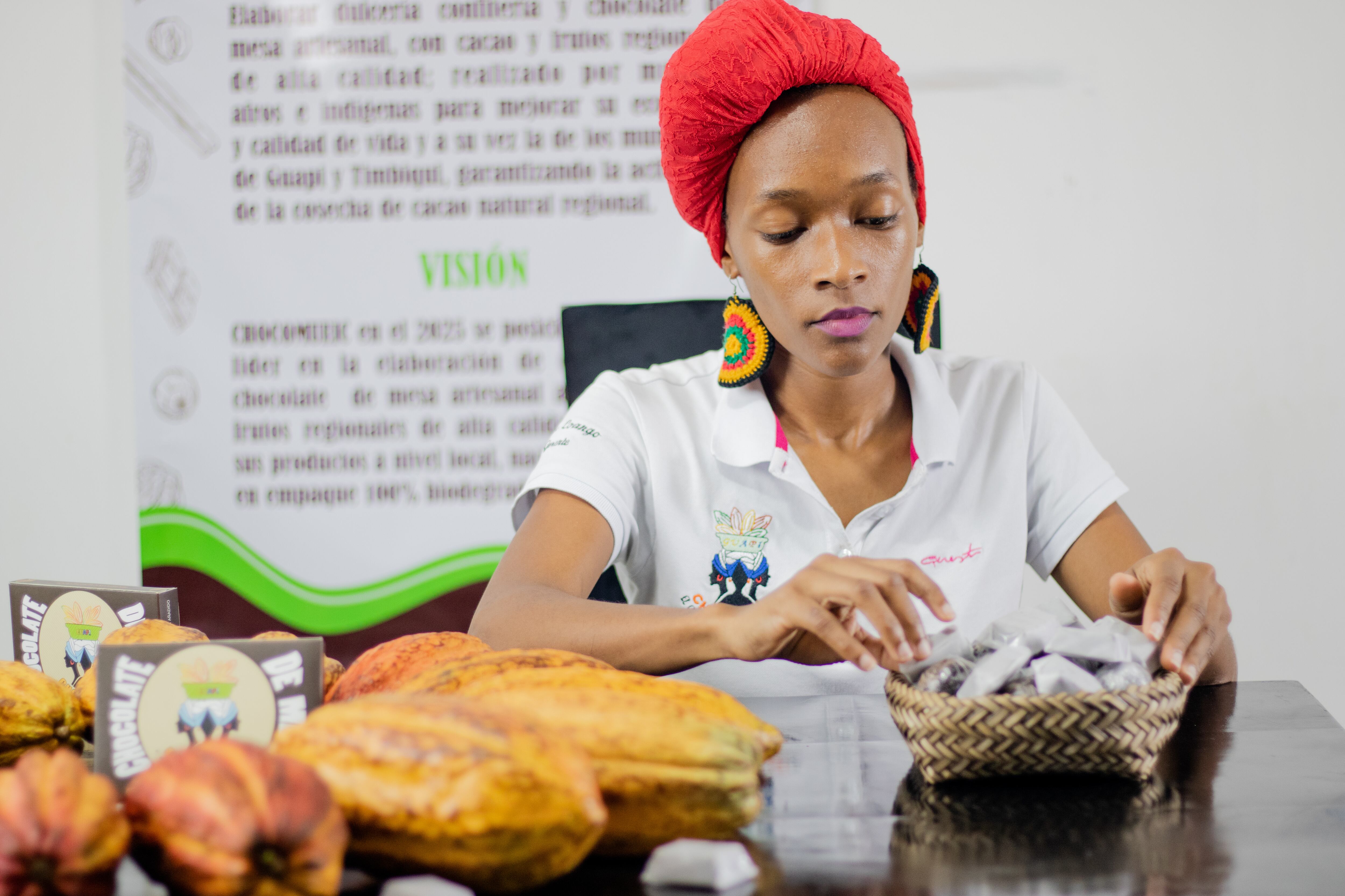 Chocomueic, una iniciativa creada por mujeres negras e indígenas de Guapi, Cauca, para elaborar y comercializar productos derivados del cacao y confitería artesanal.