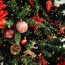 Las bolas de colores son una de las principales características del árbol de Navidad.