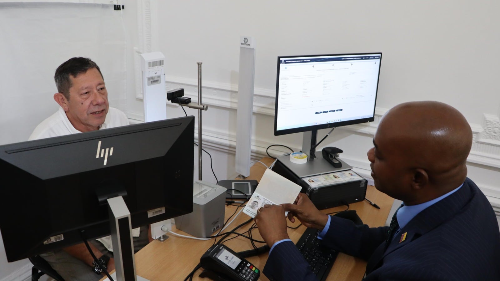 Luis Gilberto Murillo, ministro de Relaciones Exteriores, entregó pasaportes en Londres.