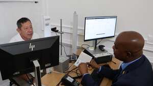 Luis Gilberto Murillo, ministro de Relaciones Exteriores, entregó pasaportes en Londres.