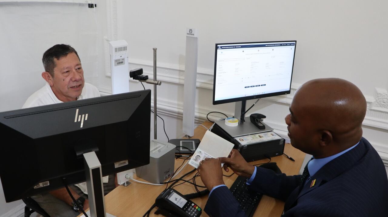 Luis Gilberto Murillo, ministro de Relaciones Exteriores, entregó pasaportes en Londres.