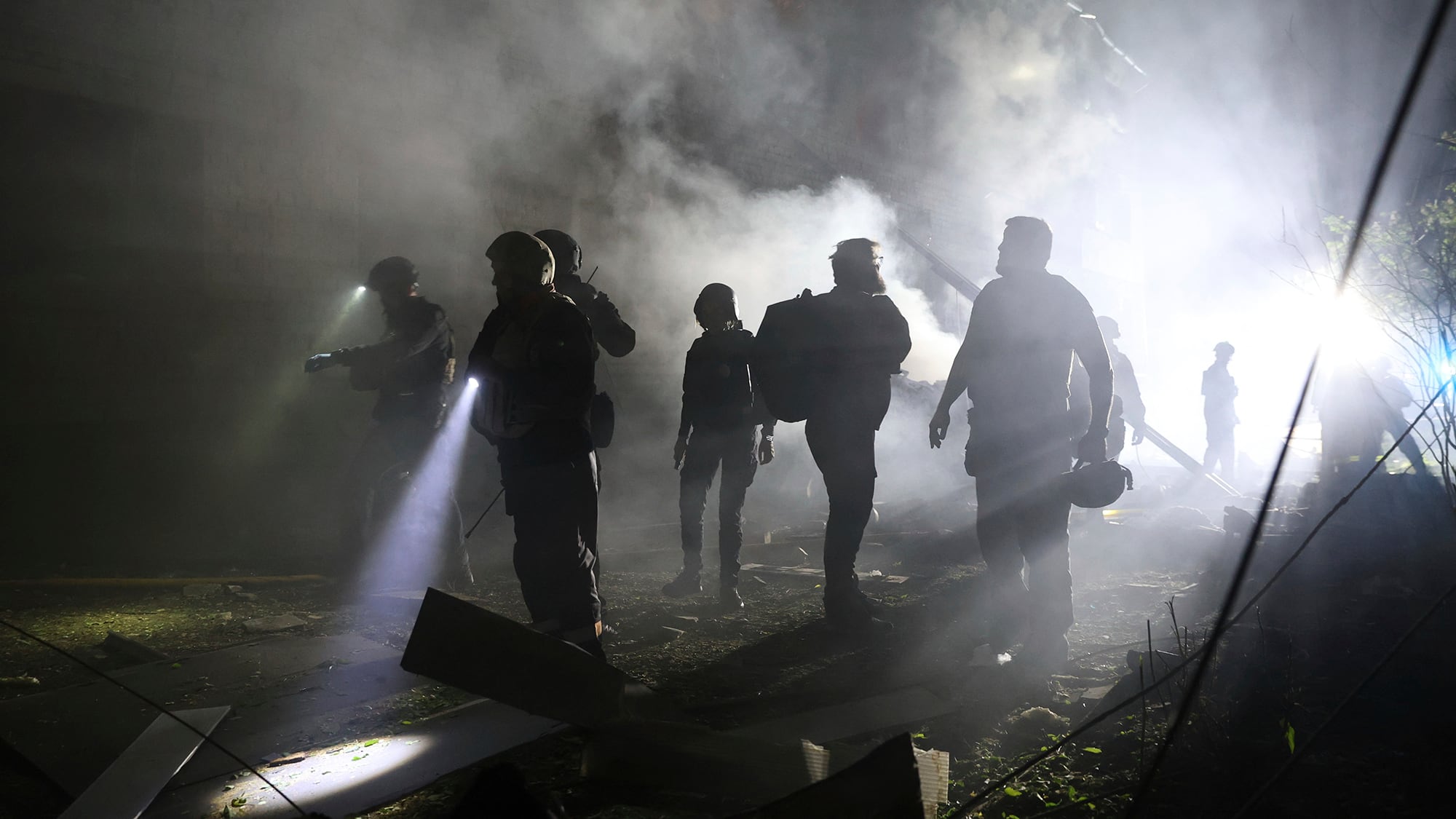 Trabajos del personal de emergencias en un edificio residencial destruido por un ataque ruso en Zaporizhzhia, Ucrania. Jueves 1 de mayo de 2025.