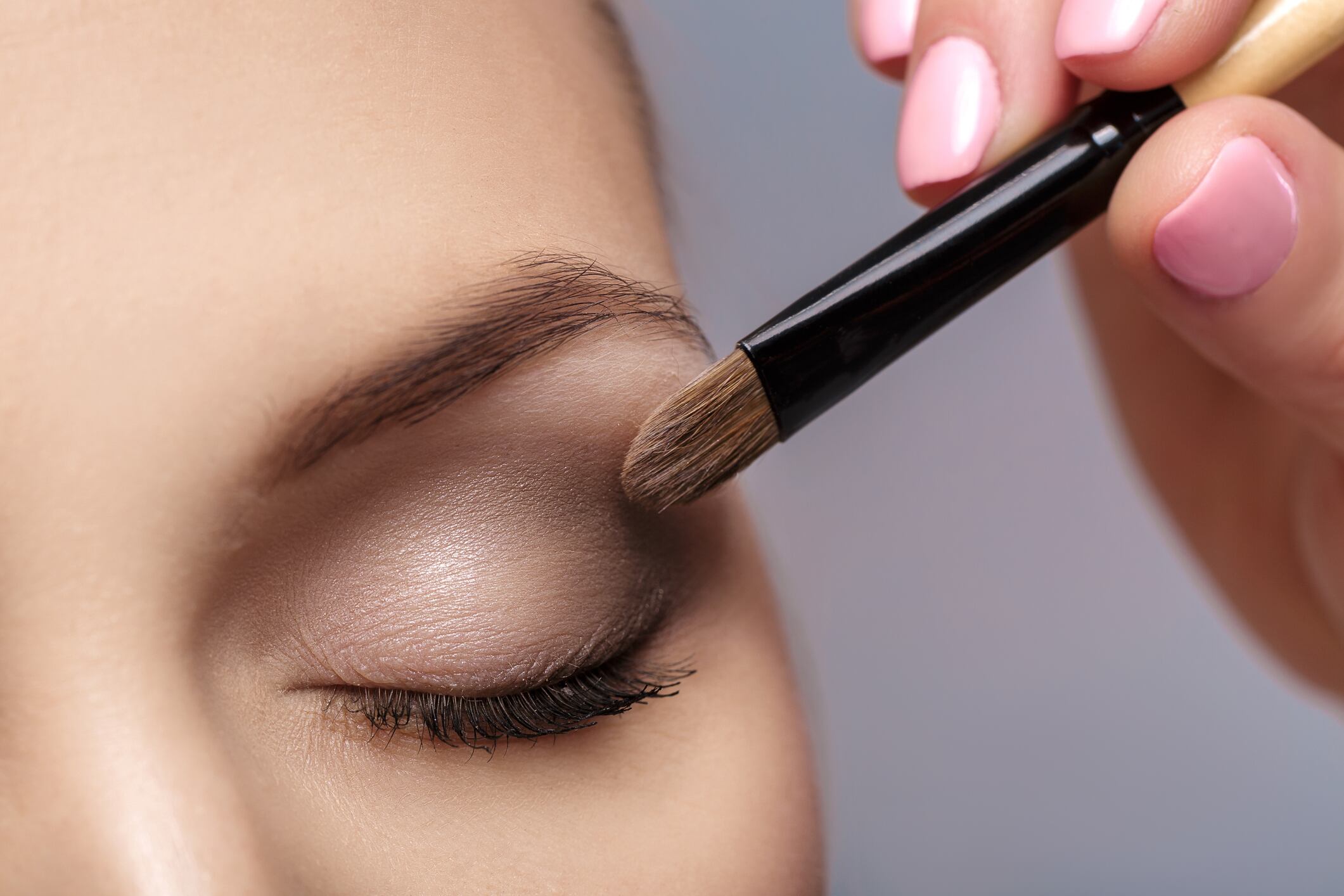 Aprenda a crear un look cautivador con el famoso "smokey eyes" a través de este paso a paso esencial.