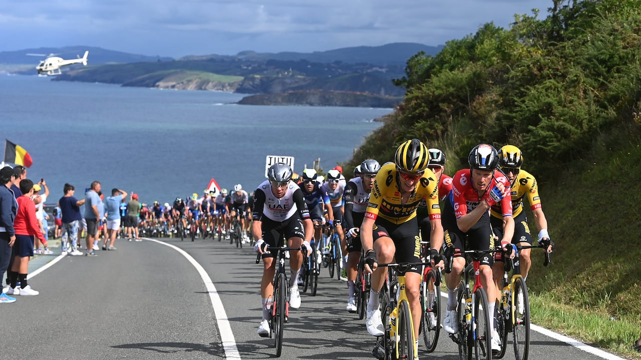 BEJES, ESPAÑA - 12 DE SEPTIEMBRE: (De izquierda a derecha) Robert Gesink de los Países Bajos, Dylan Van Baarle de los Países Bajos y Wilco Kelderman de los Países Bajos y el equipo Jumbo-Visma lideran el pelotón durante la 78.ª Vuelta a España 2023, etapa 16, una etapa de 120,1 km. de Liencres a Bejes 528m / #UCIWT / el 12 de septiembre de 2023 en Bejes, España. (Foto de Tim de Waele/Getty Images)