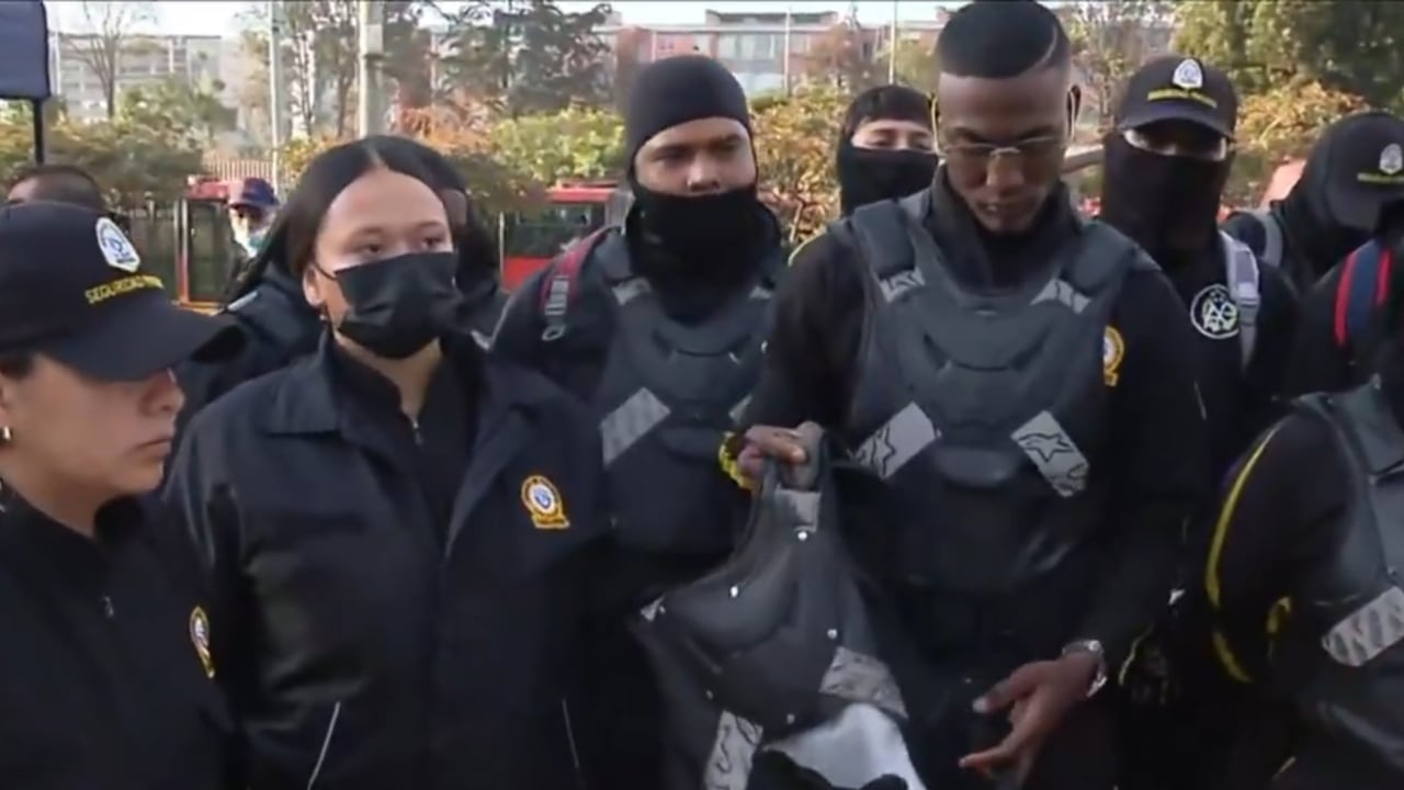 Plantón de trabajadores de TransMilenio tras el asesinato de un vigilante.