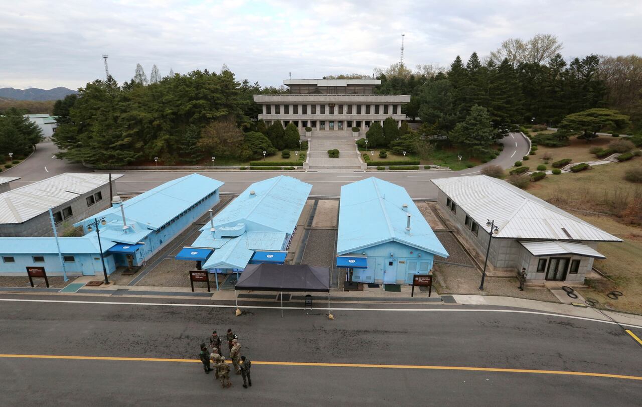 Soldados del ejército de Corea del Sur y Estados Unidos, vestidos con uniformes grises, se reúnen durante un ensayo para conmemorar el primer aniversario de una cumbre entre el presidente de Corea del Sur, Moon Jae-in, y el líder de Corea del Norte, Kim Jong Un, en la aldea fronteriza de Panmunjom en el desmilitarizado (DMZ) entre las dos Coreas