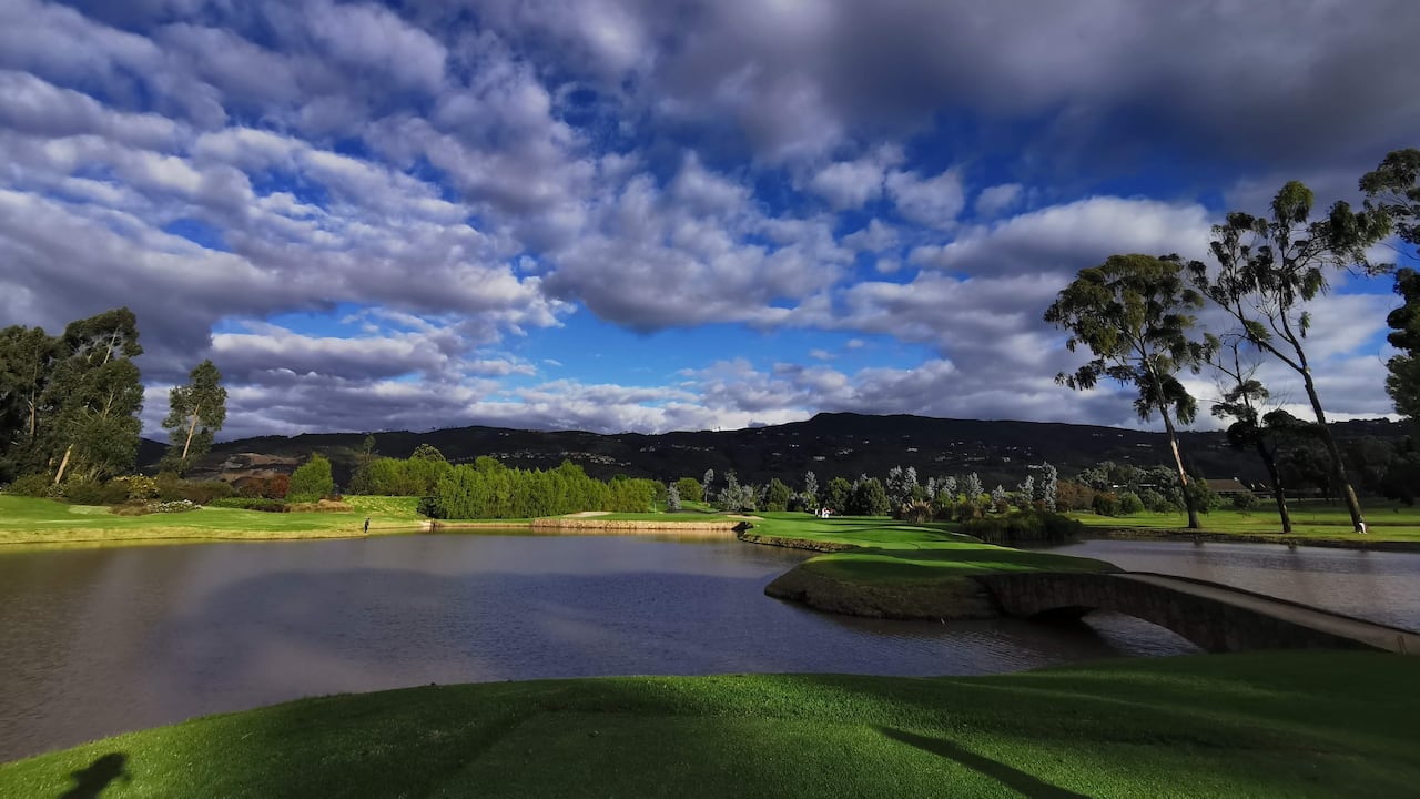 El Club El Rincón de Cajicá, pionero internacional del golf profesional en Colombia. Inicia el Volvo Golf Champioship by Seguros del Estado, décimo evento de la temporada 2021-2022 del PGA TOUR Latinoamérica.
