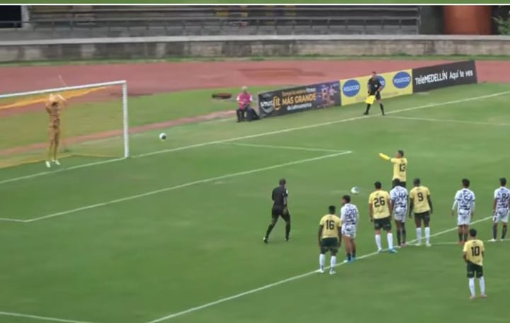 Insólito episodio en el Torneo BetPlay: arquero tumbó la portería antes de un penal.