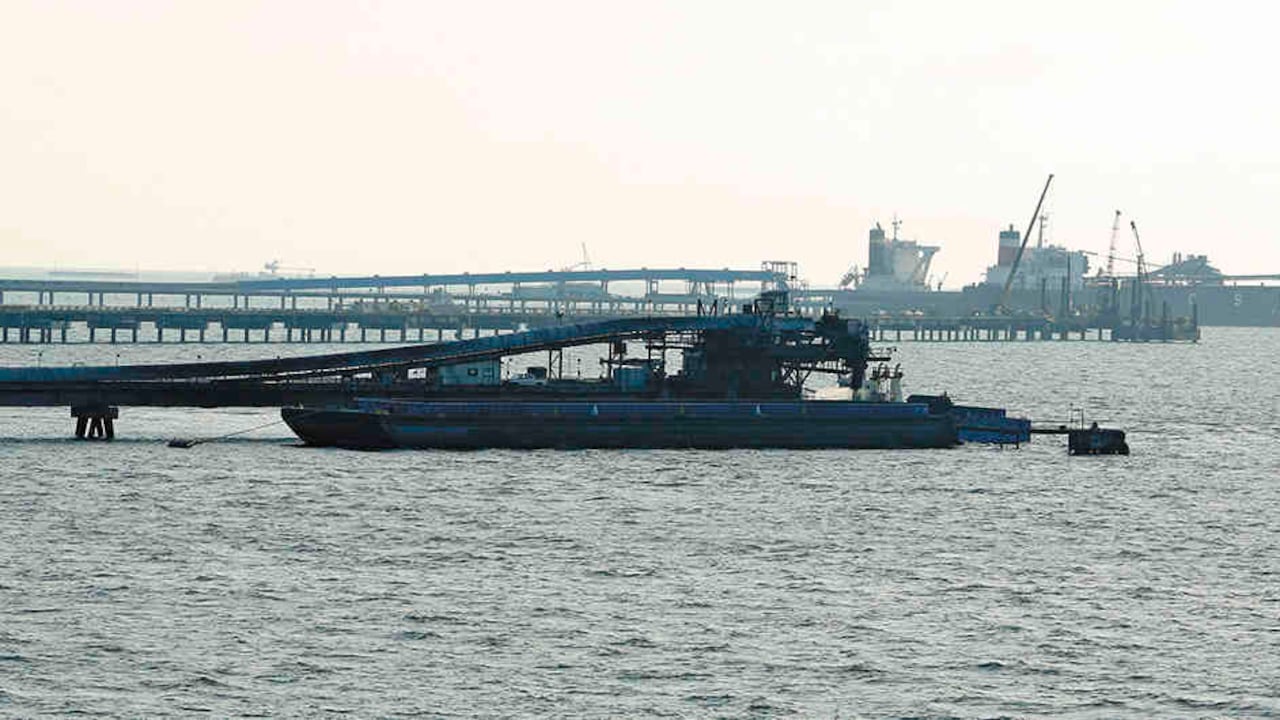 A raíz del accidente, el Ministerio de Ambiente, además, obligó a la empresa minera a construir un sistema de cargue de carbón directo a los buques.