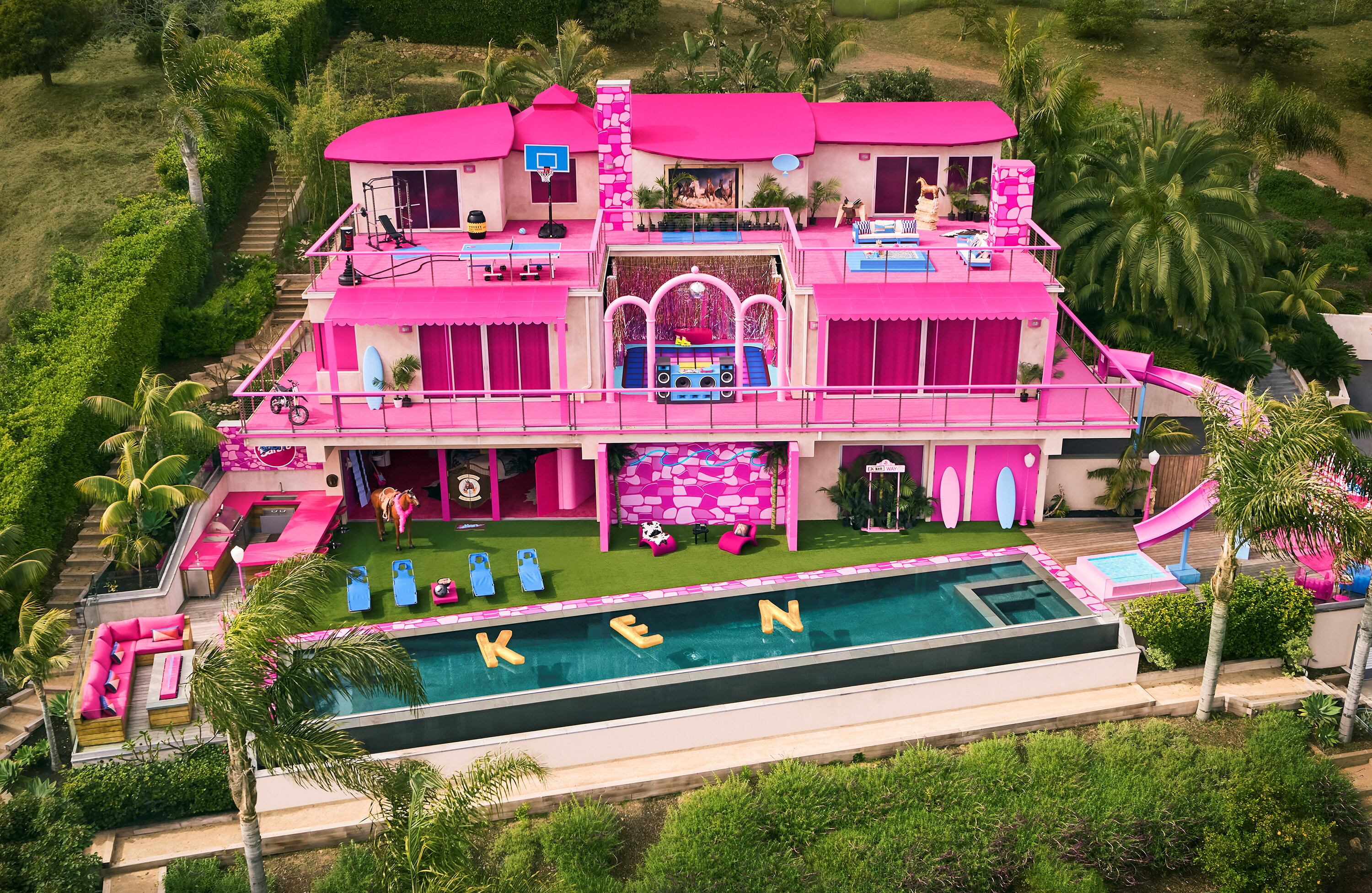 La icónica Malibu Dreamhouse de Barbie, que está regresando a la vida real con una mansión de tres pisos que refleja el set de la próxima película "Barbie" de Warner Bros, disponible para reservar nuevamente a través de la empresa de alquiler vacacional Airbnb. Foto: Airbnb a través de REUTERS.