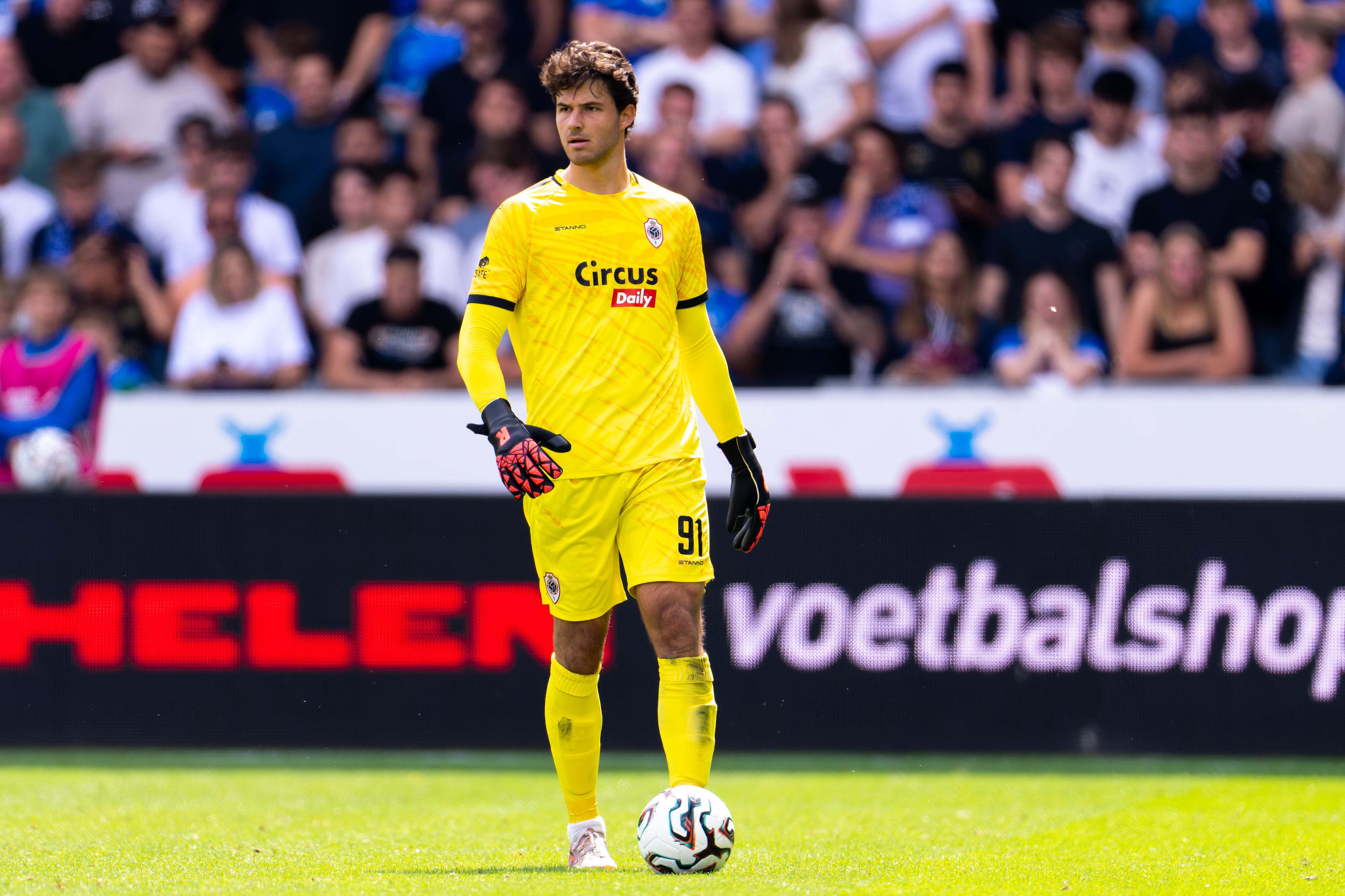 Senne Lammens, portero belga del Royal Antwerp que está a nada de Manchester United.