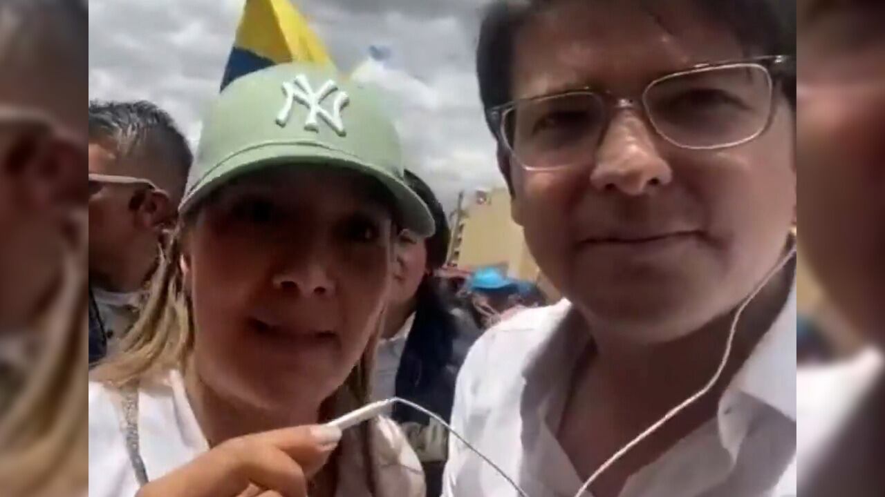 El senador Miguel Uribe en medio de la marcha de la .posición, desde la Plaza de Bolívar.