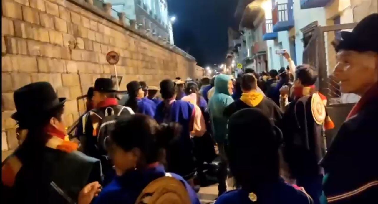 Los indígenas que llegaron a Bogotá, tumbaron las vallas que están ubicadas en la carrera 8 en la esquina donde está el Congreso de la República y la Alcaldía de Bogotá. Por esa calle se llega a la Casa de Nariño.