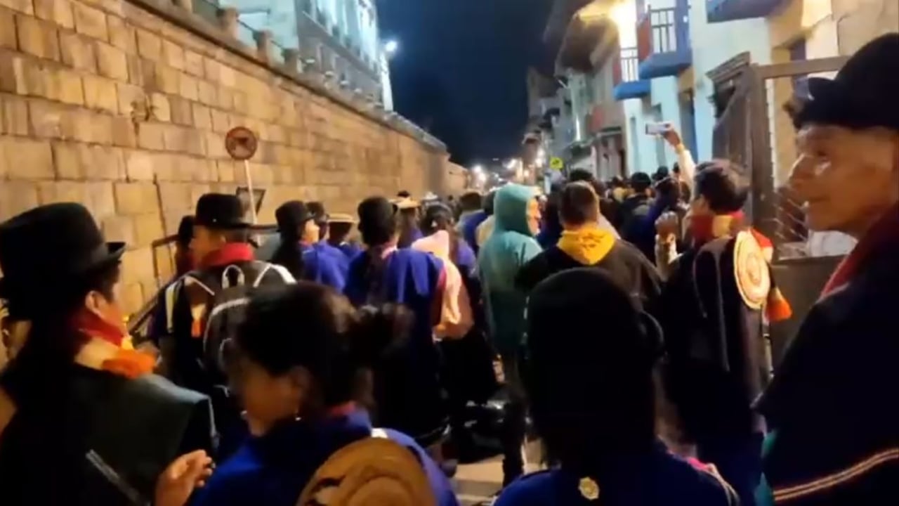 Los indígenas que llegaron a Bogotá, tumbaron las vallas que están ubicadas en la carrera 8 en la esquina donde está el Congreso de la República y la Alcaldía de Bogotá. Por esa calle se llega a la Casa de Nariño.