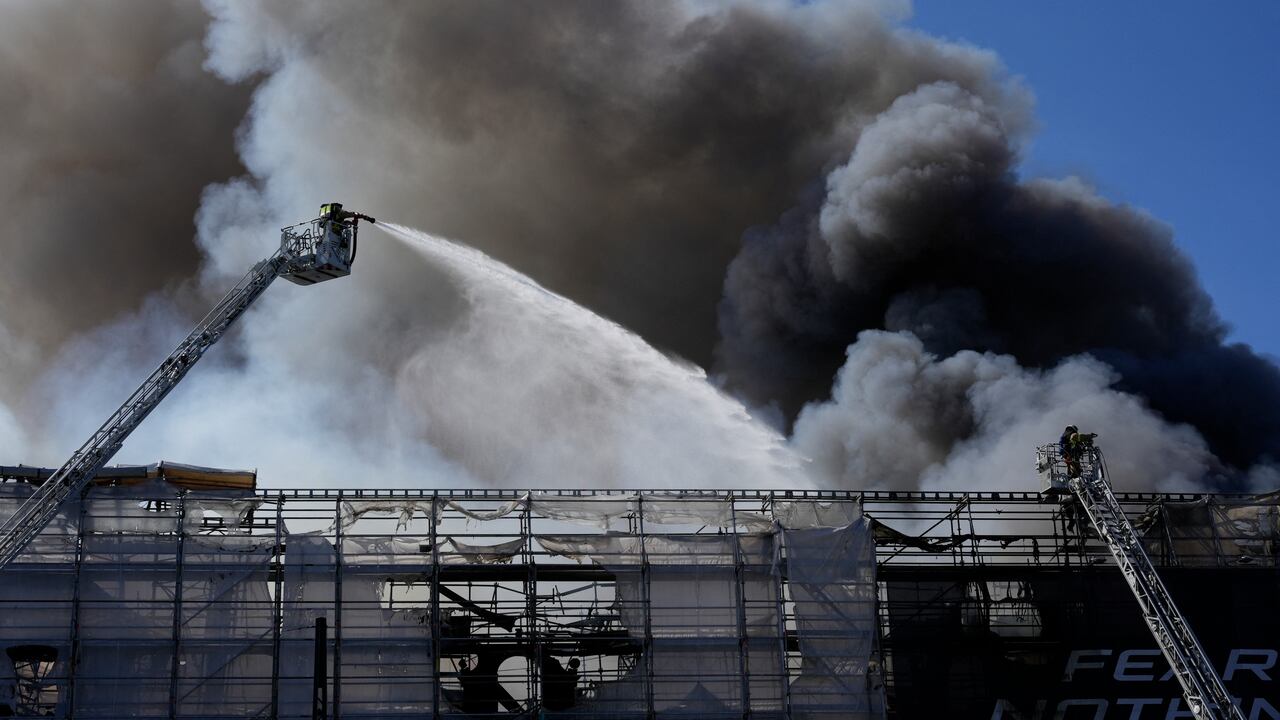 Los bomberos intentan extinguir las llamas mientras el humo sale del histórico edificio de la bolsa de valores de Boersen, que está en llamas en el centro de Copenhague, Dinamarca, el 16 de abril de 2024. El edificio, uno de los más antiguos de la capital danesa, estaba en obras de renovación cuando estaba en el La mañana del 16 de abril de 2024 se incendió, cuya causa aún se desconoce.
