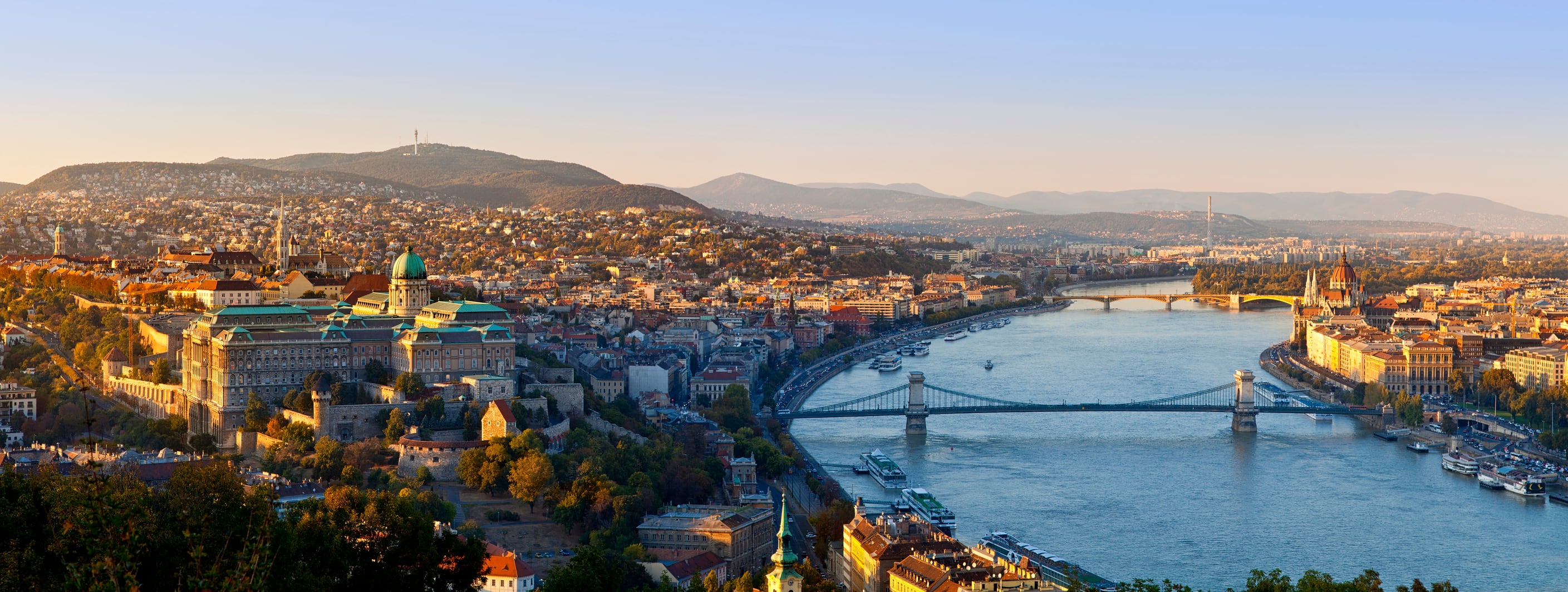 Budapest, Hungría: el Puente de las Cadenas sobre el río Danubio y el edificio del Parlamento húngaro