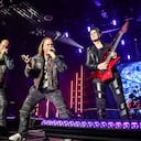 Los cantantes de Helloween, Michael Kiske y Andi Deris, en escena junto al guitarrista Sascha Gerstner, en su gira de aniversario. Foto: Oliver Berg/picture alliance vía Getty Images.