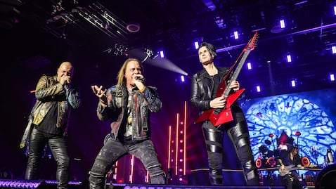 Los cantantes de Helloween, Michael Kiske y Andi Deris, en escena junto al guitarrista Sascha Gerstner, en su gira de aniversario. Foto: Oliver Berg/picture alliance vía Getty Images.
