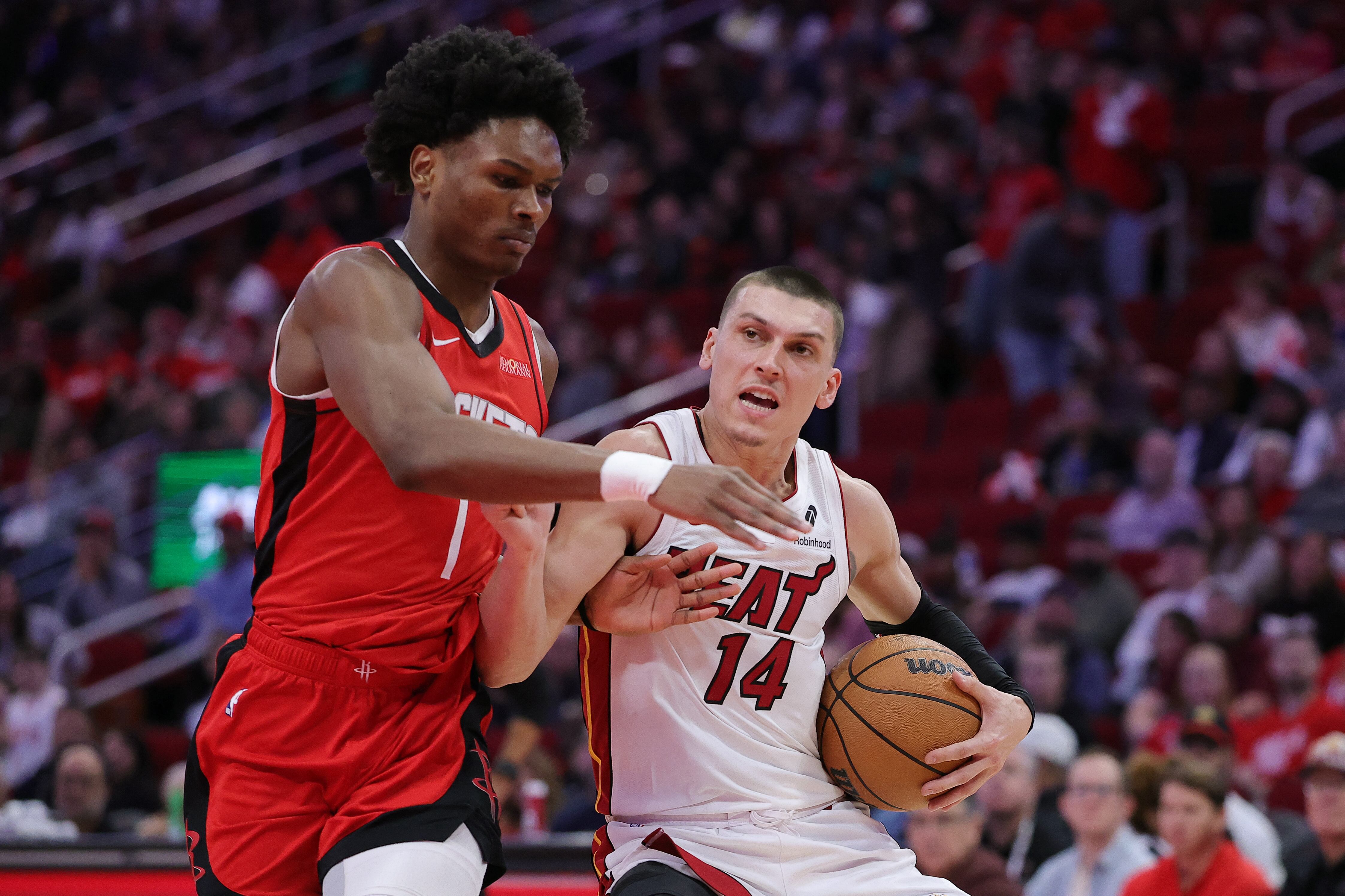 Amen Thompson (Houston Rockets) y Tyler Herro (Miami Heat), quienes a 35 segundos de finalizar el último cuarto terminaron cayendo al suelo en medio de un salvaje encontrón.